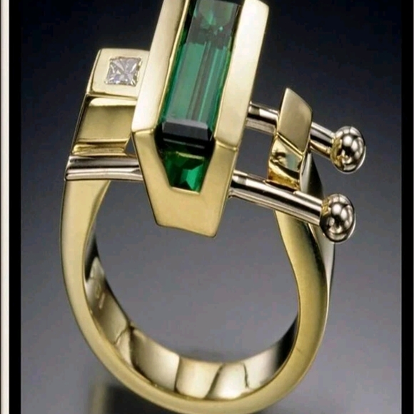 Elegant Gold and Green Ring